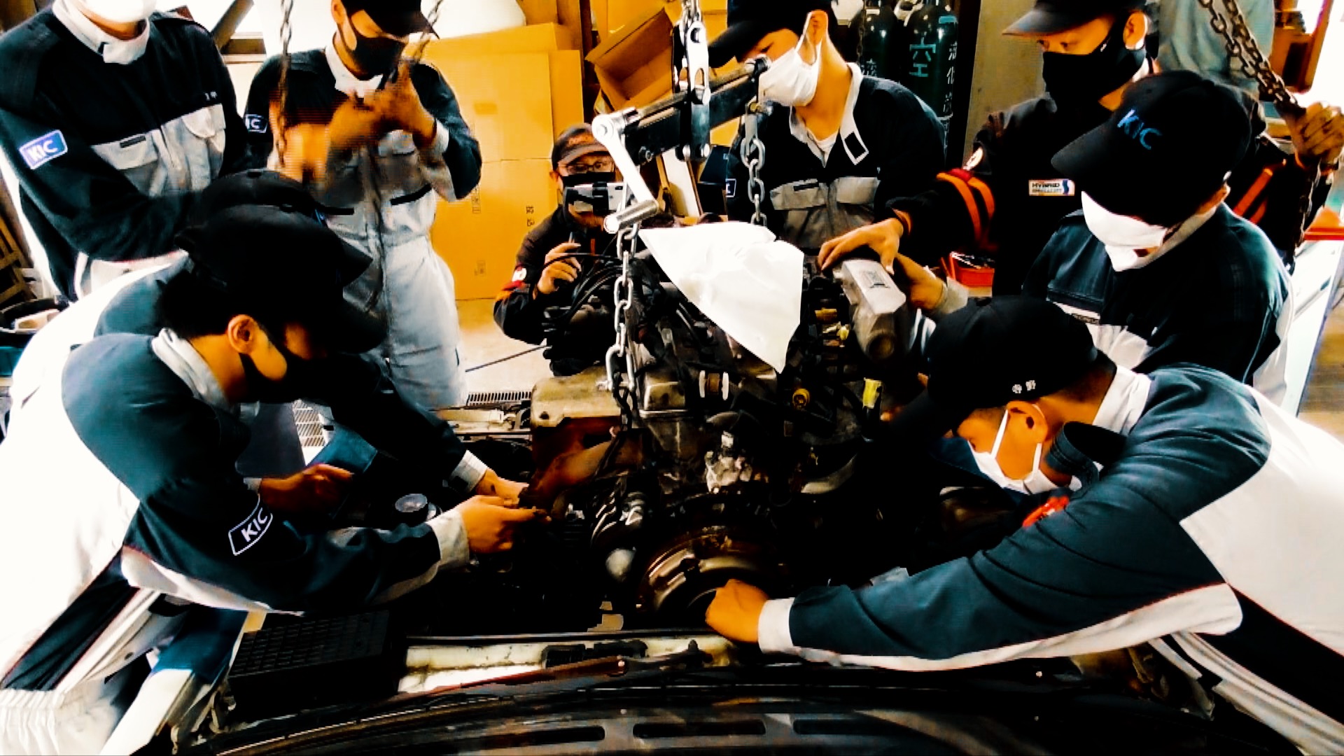 エンジン取り外す生徒達